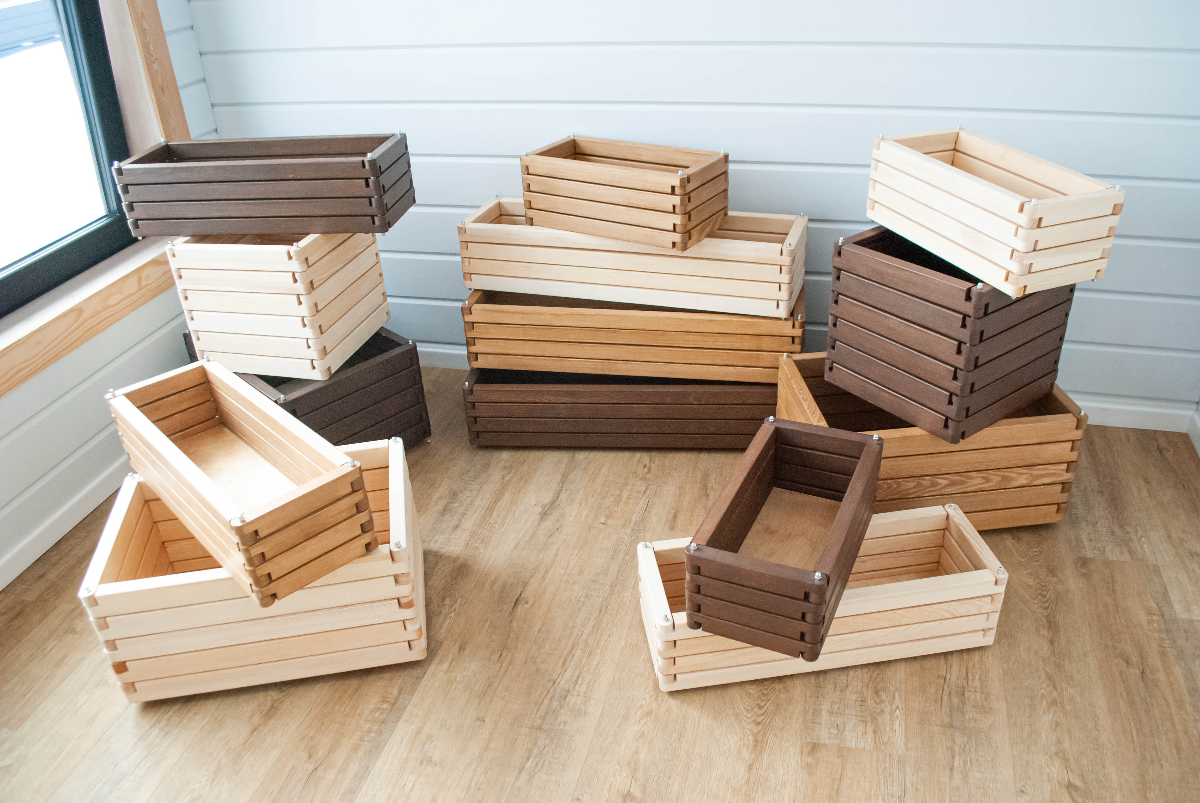 Деревянное кашпо Волома с живым зелёным растением — натуральное дерево в интерьере